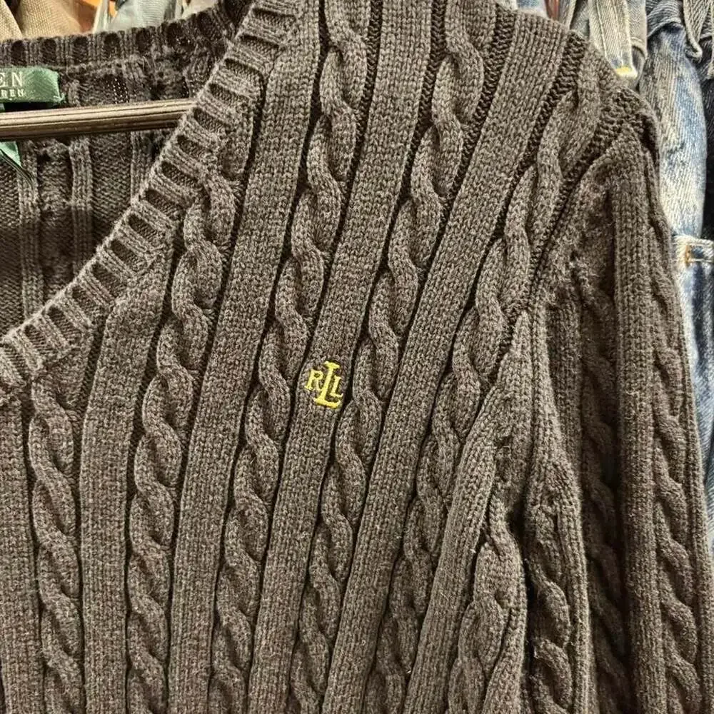 vintage black lauren ralph lauren woman’s v-neck cable knit sweater
woman’s si - Picture 2 of 8